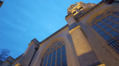 Antwerp, Belçika, 3 Aralık 2024 Antwerp Katedrali 'nin nefes kesici ve çarpıcı manzarası alacakaranlık gökyüzüne karşı güzel bir şekilde dizayn edilmiş mimari tasarımı.