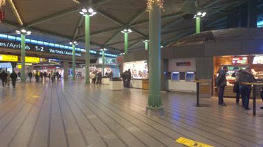 Schiphol Havalimanı, Amsterdam, Hollanda, 20 Aralık 2024, çeşitli perakende seçenekleri ve pürüzsüz yolcu akışı ve seyrüsefer sağlayan modern bir havaalanı terminali.