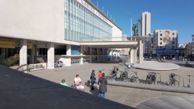 Ostend, West-Flanders, Belçika, 6 Ekim 2024 modern mimarinin, yayaların ve bisikletlerin caddelerde dolaştığını gösteren canlı bir şehir manzarası.