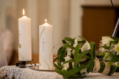 Çok güzel dizilmiş mumlar ve zarif bir çiçek dekoru olan sakin bir sahne, özel bir durum için ideal.