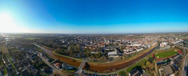 Lier, Antwerp, Belçika, 5 Mart 2025, Bu çarpıcı hava görüntüsü Nehir kıyısında canlı ve hayat dolu bir kasaba manzarası sergiliyor.