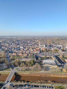 Yalancı, Antwerp, Belçika, 5 Mart 2025 'te mükemmel mavi gökyüzünün altına kurulmuş güzel manzaralı bir hava manzarası.