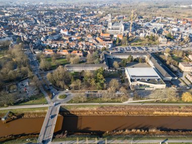Lier, Antwerp, Belçika, 5 Mart 2025 'te havadan çekilen bir fotoğraf nehri kenarında parklar ve etkileyici mimari barındıran canlı bir şehir olduğunu gösteriyor.