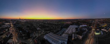Bergensesteenweg, Sint-Pieters-Leeuw, Brüksel, Belçika, 18 Mart 2025, günbatımında yayılan bir şehrin panoramik manzarası, canlı renkler ve güzel şehir manzaraları sergileniyor.