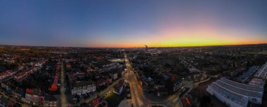 Bergensesteenweg, Sint-Pieters-Leeuw, Brüksel, Belçika, 18 Mart 2025, günbatımı saatlerinde ışıl ışıl parlayan canlı bir şehir manzarasının yer aldığı nefes kesici bir manzara.