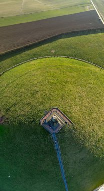 Napolyon Savaş Alanı, Waterloo, Walloon Brabant, Belçika, 4 Mart 2025 çarpıcı merkezi yapıyı çevreleyen yemyeşil alanları güzel bir şekilde gösteren hava perspektifi.