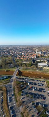 Yalancı, Antwerp, Belçika, 5 Mart 2025 güzel güneşli bir günde canlı ve canlı bir şehir manzarasını gösteren nefes kesici bir hava fotoğrafı.