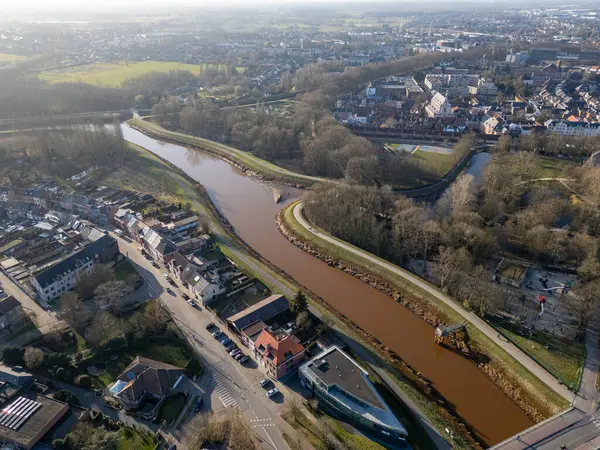 Yalancı, Antwerp, Belçika, 5 Mart 2025 'te sakin bir yerleşim bölgesini saran dolambaçlı bir nehri görkemli bir şekilde görüntüledi.