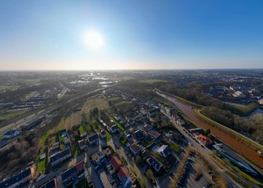 Yalancı, Antwerp, Belçika, 5 Mart 2025, gerçekten çarpıcı bir hava manzarası dingin bir nehir, yemyeşil alanlar ve aşağıdaki büyüleyici bir kasaba,