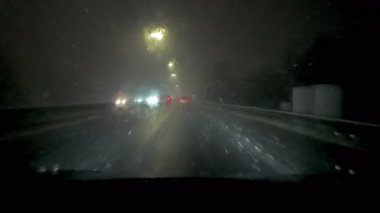 Yoğun kar yağışı koşulları ve düşük görüş mesafesi ve karlı yollarla zorlu bir gece yolculuğu meydana geliyor.