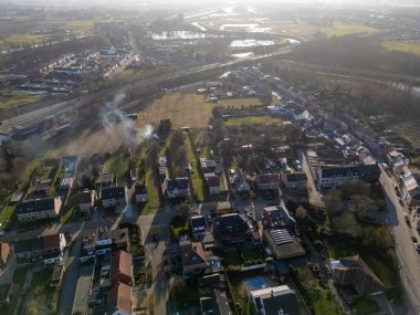 Yalancı, Antwerp, Belçika, 5 Mart 2025, çarpıcı bir hava perspektifi, yemyeşil çayırları ve dolambaçlı su yollarıyla güzel, sakin bir köy sergiliyor.