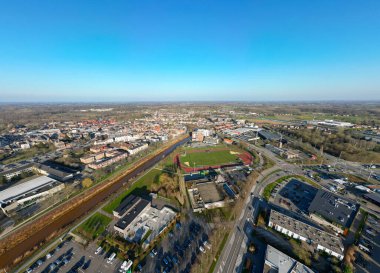 Lier, Antwerp, Belçika, 5 Mart 2025 'te spor tesisleri ve çeşitli imkanları ve hizmetleri olan canlı bir kentsel alan görüntülendi.