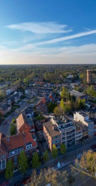 Brasschaat, Antwerp, Belçika, 8 Nisan 2025, Yeşillik ve çeşitli yerleşim yerleriyle dolu canlı bir şehir manzarası