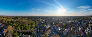 Brasschaat, Antwerp, Belçika, 8 Nisan 2025, nefes kesen bir panoramik manzara şafak vakti mükemmel bir şekilde berrak bir gökyüzünün altında nefes kesici bir şekilde canlı bir manzara sergiliyor.