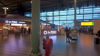 Schiphol Havaalanı, Amsterdam, Hollanda, 20 Aralık 2024, çeşitli yemek seçenekleri, alışveriş alanları ve yolcular için faaliyetleri olan modern bir havaalanı.