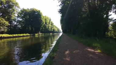 Huzurlu ve dingin bir kanal yolu. Etrafı yemyeşil ağaçlarla çevrili. Sakin yürüyüşler ve bisiklet yolculukları için birebir.