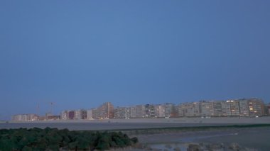 Nieuwpoort, Batı-Flanders, Belçika, 6 Ekim 2024, büyüleyici alacakaranlık saatlerinde çekilen güzel sakin bir kıyı şehri, su kenarında kentsel güzellikleri gözler önüne seriyor.