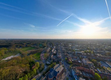 Brasschaat, Antwerp, Belçika, 8 Nisan 2025, Parlak güneş ve geniş mavi gökyüzü altında huzurlu bir manzarayı gösteren nefes kesici bir hava manzarası.