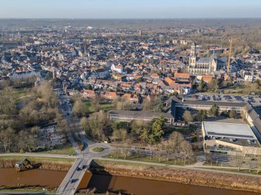 Yalancı, Antwerp, Belçika, 5 Mart 2025, güzel bir hava manzarası, akan bir nehrin yanında güzel bir manzara sergiliyor.