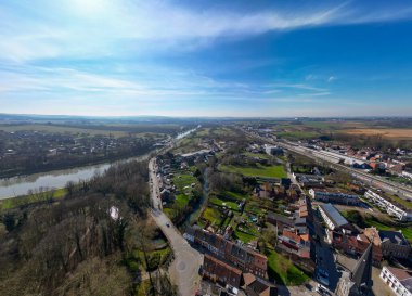 Lembeek, Halle, Vlaams Brabant, Belçika, 4 Mart 2025, çarpıcı bir hava fotoğrafı hareketli bir manzara yakalıyor.