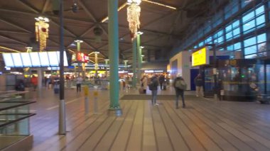 Schiphol Havaalanı, Amsterdam, Hollanda, 20 Aralık 2024, canlı ve canlı bir havaalanı iç mekanı gezginleri ve şık modern bir tasarım.