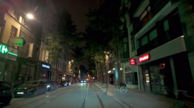 Antwerp City, Antwerp, Belçika, 8 Ekim 2024, sakin bir gece sokak manzarası sergi dükkanları, ağaçlar ve kaldırımlar, kentsel yaşam tarzı temaları için mükemmel..
