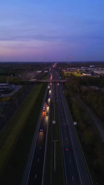 Alacakaranlık gösterilerinde çarpıcı bir hava manzarası. Hareketli bir otoyol. Araç ışıkları güzel hareket ediyor.