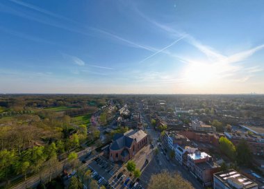 Brasschaat, Antwerp, Belçika, 8 Nisan 2025, Geniş bir hava manzarası kusursuz bir mavi gökyüzünün altında nefes kesici bir manzara sergiliyor.