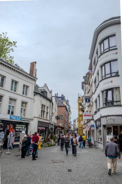 Melkmarkt, Antwerp, Antwerp, Belçika, 26 Nisan 2025, canlı ve canlı bir sokak sahnesi büyüleyici tarihi şehir ortamında bir dizi insanın bulunduğu çeşitli dükkanları gösteriyor.