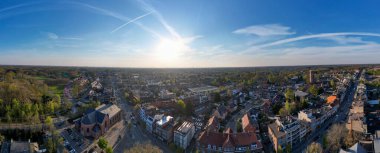 Brasschaat, Antwerp, Belçika, 8 Nisan 2025, yemyeşil ve açık mavi gökyüzüyle çevrili büyüleyici küçük bir kasabanın nefes kesici manzarası.