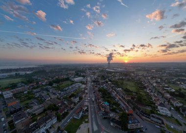 Bergensesteenweg, Sint-Pieters-Leeuw, Brüksel, Belçika, 13 Mayıs 2025, huzurlu bir kent manzarası üzerinde canlı bir gün batımını güzel bir şekilde yakalayan nefes kesici bir hava çekimi.