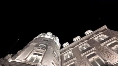 Antwerp, Antwerp, Belçika, 6 Nisan 2025, açık ve karanlık bir gökyüzünün altında aydınlatılmış güzel bir mimariyi gösteren çarpıcı bir gece fotoğrafı.