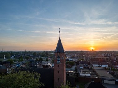 Yalancı, Antwerp, Belçika, 28 Nisan 2025, nefes kesen bir günbatımını tecrübe edin.