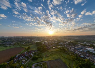 Halle, Vlaams Brabant, Belçika, 13 Mayıs 2025, nefes kesen bir hava perspektifi nefes kesici bir gün batımı sergiliyor.