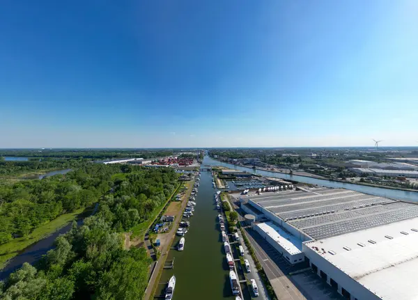 Klein-Willebroek, Willebroek, Antwerp, Belçika, 13 Mayıs 2025, bu çarpıcı hava manzarası berrak mavi gökyüzünün altında hareketli bir sanayi bölgesi sergiliyor.