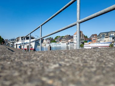 Klein-Willebroek, Willebroek, Antwerp, Belçika, 13 Mayıs 2025, canlı ve canlı bir rıhtım sahnesi.