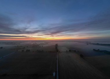 Nefes kesici bir gün doğumu manzarası sisli tarlaları güzelce aydınlatıyor, saf güzellikleri gözler önüne seriyor.