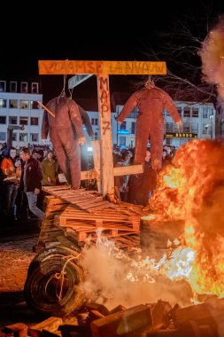 Turnhout, Antwerp, Belçika, 28 Ocak 2024 'te, bu görüntü, Belçika' nın Turnhout kentindeki Nitrojen Anlaşması 'na karşı düzenlenen protestodaki kargaşanın yakın planıdır. Ateş baskın gelir.