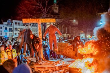 Turnhout, Antwerp, Belçika, 28 Ocak 2024 'te, bu görüntü, Belçika' nın Turnhout kentindeki Nitrojen Anlaşması 'na karşı düzenlenen protestodaki kargaşanın yakın planıdır. Ateş baskın gelir.