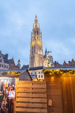 Belçika 'nın Antwerp kentindeki Meryem Ana Katedrali' nin yüksek Gotik mimarisini gösteren düşük açılı görüntüsü. Katedral görkemli bir şekilde gökyüzüne yükseliyor.