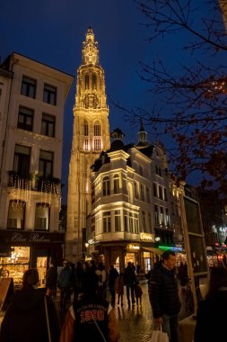 Belçika 'nın Antwerp kentindeki Meryem Ana Katedrali' nin yüksek Gotik mimarisini gösteren düşük açılı görüntüsü. Katedral görkemli bir şekilde gökyüzüne yükseliyor.
