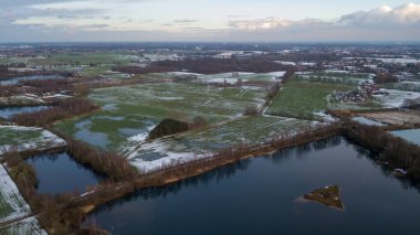 Bu çarpıcı hava görüntüsü güzel bir şekilde sergileniyor yemyeşil alanlar, el değmemiş göller ve nefes kesici karlı arazi