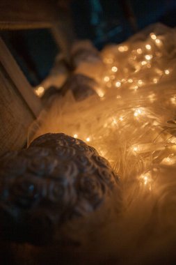 Hoş, huzurlu, sıcak peri ışıkları desenli dekoratif elementlerle sarmalanmış.