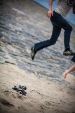Güneşli plajda neşeli bir an yakalandı. İnsanlar neşeyle atlayıp eğleniyorlardı.