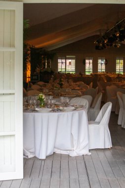 Parlak, ferah bir mekanda harika ve güzel düzenlenmiş bir yemek salonu hevesli misafirleri bekliyor.