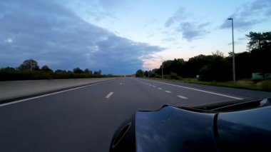 Alacakaranlıktaki bir otoyolun son derece sakin manzarası seyahat ve heyecan verici macera temaları için ideal.