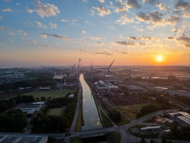 Halle, Vlaams Brabant, Belçika, 13 Mayıs 2025, Endüstriyel bir manzaranın üzerinde nefes kesici bir gün batımı manzarası uzanır.