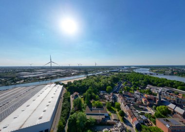 Klein-Willebroek, Willebroek, Antwerp, Belçika, 13 Mayıs 2025, Endüstri, yemyeşil ve çeşitli yenilenebilir enerji kaynaklarının karışımını gösteren çarpıcı bir hava manzarası.