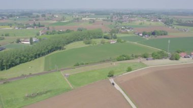 Bu nefes kesici hava manzarası çarpıcı kırsal alanda canlı yeşil alanlar ve tarım arazileri sergiliyor.