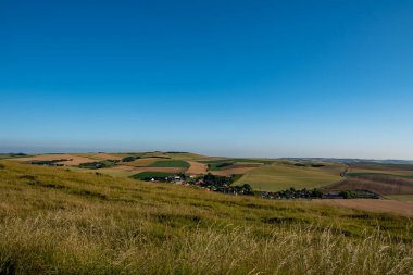 Cap Blanc-Nez, Escalles, Pas-de-Calais, Hauts-de-France, Fransa, 29 Temmuz 2025, açık mavi gökyüzü altındaki uçsuz bucaksız yeşil alanlar, doğa keşfi ve macera için ideal.